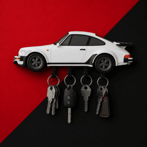 Cuelgallaves deportivo clásico de pared inspirado en deportivos legendarios para organizar llaves y decorar espacios de amantes del motor.